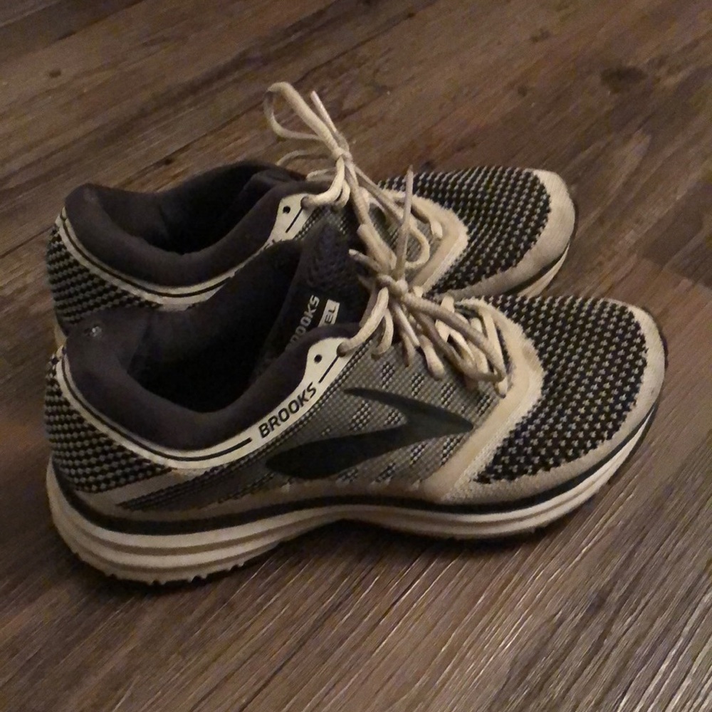 Brooks Revel Size 6.5